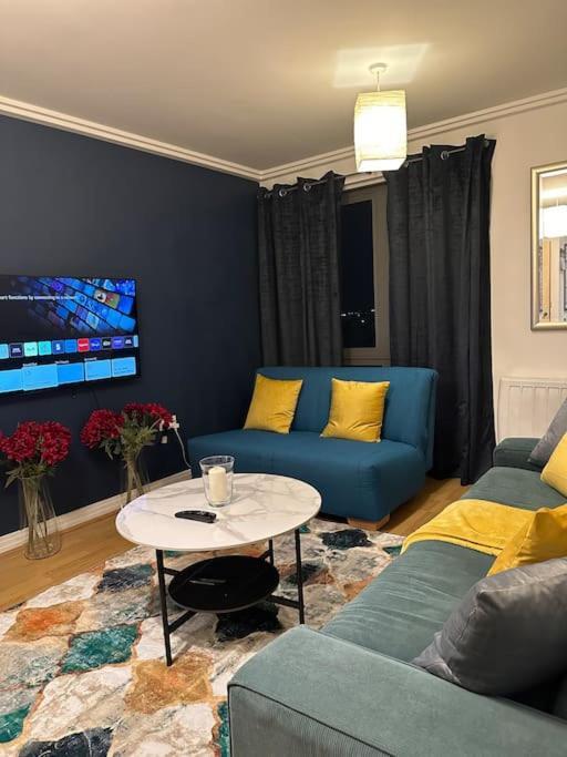 Entire Flat In Ealing Appartement Londen Buitenkant foto